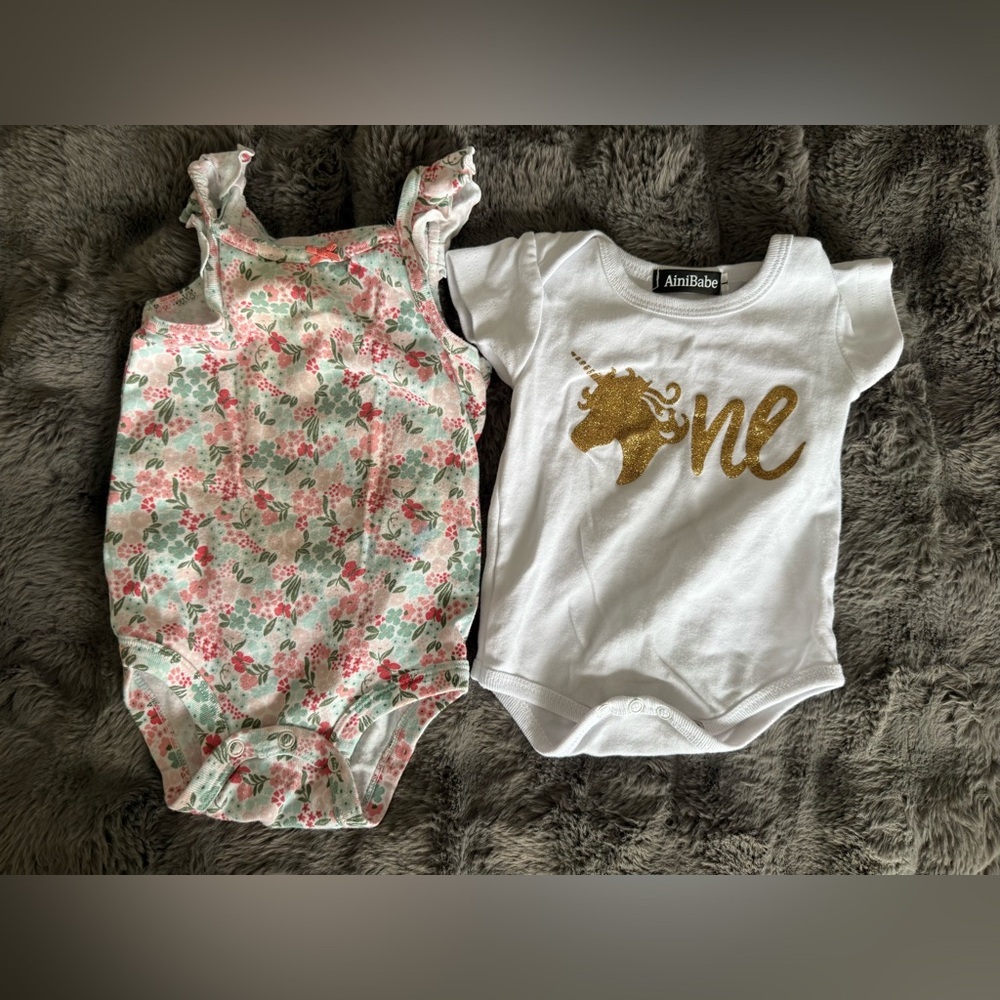 Bundle of 2 onesies for a 12M old unicorn and carters